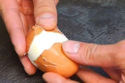 Luộc trứng đừng chỉ dùng nước lã: Thêm 1 thìa gia vị quen thuộc, vỏ tự bong, trứng chín ngon hơn