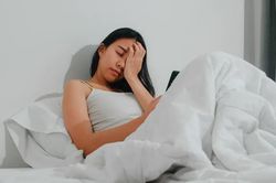 Ngủ đủ giấc mà sáng nào cũng kiệt sức? Cơ thể có thể đang phát tín hiệu cảnh báo sớm