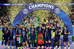 Khoảnh khắc PSG nâng cao cúp vô địch Champions League lần thứ hai liên tiếp