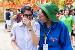 Nụ cười xen nước mắt tiếc nuối của sĩ tử Hà Nội sau môn thi cuối lớp 10