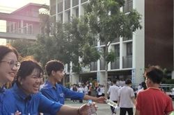 Áo xanh ngoài phòng thi, giữ lửa niềm tin