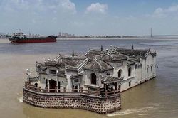 Kỳ lạ ngôi chùa hơn 700 năm giữa sông Trường Giang, bất chấp đại hồng thủy
