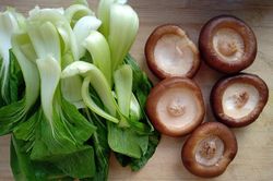 Nắng nóng đỉnh điểm, mẹ tôi cứ luân phiên nấu 4 món rau tươi mát này, ai ăn cũng khen ngon hoàn hảo lại 'xua' nóng bức