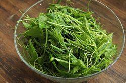 Nắng nóng đỉnh điểm, mẹ tôi cứ luân phiên nấu 4 món rau tươi mát này, ai ăn cũng khen ngon hoàn hảo lại 'xua' nóng bức