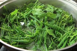 Nắng nóng đỉnh điểm, mẹ tôi cứ luân phiên nấu 4 món rau tươi mát này, ai ăn cũng khen ngon hoàn hảo lại 'xua' nóng bức