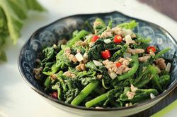 Nắng nóng đỉnh điểm, mẹ tôi cứ luân phiên nấu 4 món rau tươi mát này, ai ăn cũng khen ngon hoàn hảo lại 'xua' nóng bức