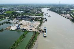 'Ma trận' bến bãi và những 'mố cẩu' đầy dấu hỏi ven sông Luộc ở Hưng Yên