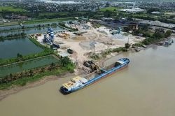 'Ma trận' bến bãi và những 'mố cẩu' đầy dấu hỏi ven sông Luộc ở Hưng Yên
