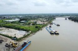 'Ma trận' bến bãi và những 'mố cẩu' đầy dấu hỏi ven sông Luộc ở Hưng Yên