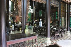 Bí mật 'tựa sơn': Vì sao bàn thờ bắt buộc phải tựa lưng vào tường?