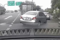 Hà Nội: Hỏi CSGT 'Em không biết anh à', tài xế ô tô và người đi cùng nhận cái 'kết đắng'