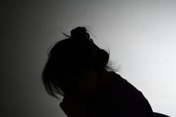 Vệt roi rướm máu và lời tự thú muộn màng của người mẹ trẻ bạo hành con: Đứa trẻ không có 'lốp dự phòng'