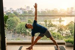Đi bộ hay kéo giãn buổi sáng: Cách nào tốt hơn cho khớp?