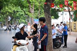 Hình ảnh sĩ tử Hà Nội trước giờ làm bài thi môn Toán lớp 10