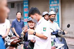Hình ảnh sĩ tử Hà Nội trước giờ làm bài thi môn Toán lớp 10