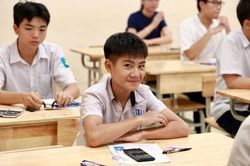 Hình ảnh sĩ tử Hà Nội trước giờ làm bài thi môn Toán lớp 10
