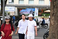 Hình ảnh sĩ tử Hà Nội trước giờ làm bài thi môn Toán lớp 10