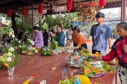 Sĩ tử Hải Phòng dâng hương cầu may trước giờ thi vào lớp 10
