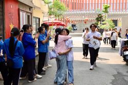 Chuyện những sĩ tử cũ tiếp sức sĩ tử mới tại kỳ thi vào lớp 10 ở Hà Nội