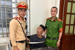 Thanh niên cầm bồ cào chặn xe, đập phá tài sản giữa phố Hà Nội