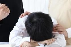 Trẻ dễ mắc lo âu, trầm cảm vì áp lực thi cử: Cha mẹ cần làm gì?