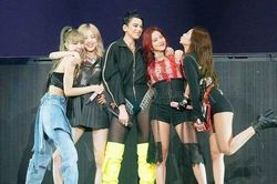Dua Lipa chính thức kết hôn cùng nam diễn viên Callum Turner tại London