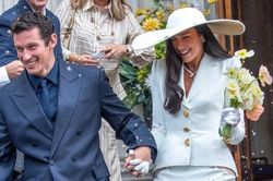 Váy cưới của Dua Lipa thể hiện rõ phong cách cá tính, không đi theo lối mòn