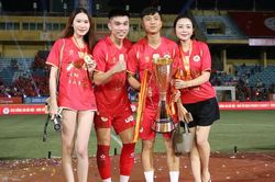 Vợ và bạn gái cầu thủ Công an Hà Nội FC rạng ngời trong ngày đăng quang