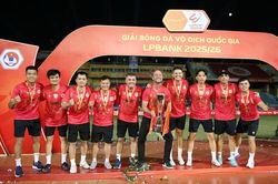 Vợ và bạn gái cầu thủ Công an Hà Nội FC rạng ngời trong ngày đăng quang