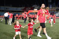 Vợ và bạn gái cầu thủ Công an Hà Nội FC rạng ngời trong ngày đăng quang