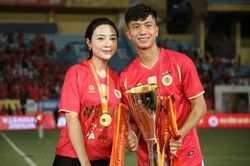 Vợ và bạn gái cầu thủ Công an Hà Nội FC rạng ngời trong ngày đăng quang