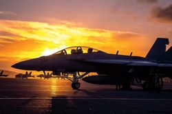 Tiêm kích hạm F/A-18 Super Hornet sẽ đóng vai trò 'quân xanh xịn'?