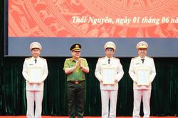 Th&aacute;i Nguy&ecirc;n: Hơn 1.100 c&aacute;n bộ, chiến sĩ được thăng cấp bậc h&agrave;m, n&acirc;ng lương