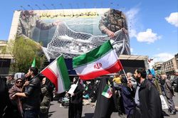 Mỹ, Iran tập kích lẫn nhau; Tehran cáo buộc Washington vi phạm thỏa thuận ngừng bắn