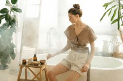 Vì sao không tắm nước nóng ngay sau khi đi máy bay?