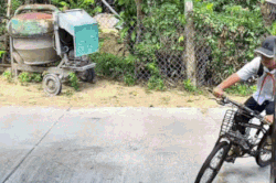 Cậu bé vừa đi học về mới hay tin chị gái lấy chồng