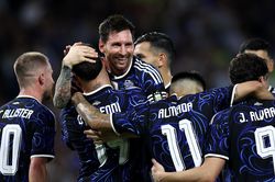 Những hình ảnh đầu tiên của Messi ngày hội quân