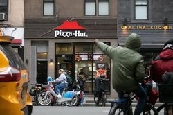 Ông chủ Pizza Hut đưa ra quyết định bất ngờ