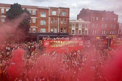 Biển người diễu hành mừng cúp vô địch Ngoại hạng Anh của Arsenal
