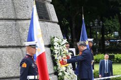 Tổng Bí thư, Chủ tịch nước Tô Lâm dâng hoa tại Đài tưởng niệm anh hùng dân tộc Philippines Jose Rizal