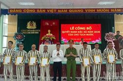 Vĩnh Long: Công bố Quyết định đặc xá của Chủ tịch nước cho 82 phạm nhân tại Trại giam Châu Bình