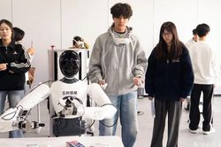 Trung Quốc hình thành ngành robot chăm sóc người cao tuổi