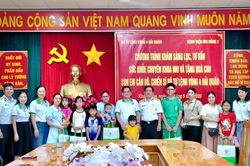 Bệnh viện Nhi đồng 2 khám sức khỏe cho con em cán bộ, chiến sĩ Vùng 4 Hải quân
