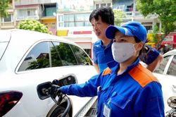 [Ảnh] Người dân Hà Nội trong ngày đầu chính thức dừng bán xăng E5 RON 95