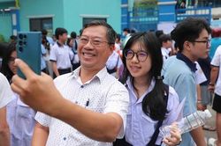 Kết thúc môn thi ngữ văn, nhiều thí sinh tự tin 'bỏ túi' 8 điểm