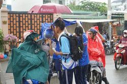 Mưa bất chợt, học sinh vẫn đội mưa tiếp sức thí sinh