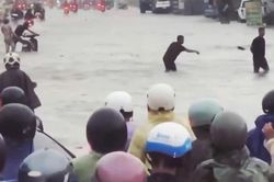 CLIP: Trung tâm TP Đồng Nai ngập sâu sau mưa lớn