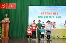 Mỗi năm học khép lại là một hành trình vượt khó đầy ý nghĩa