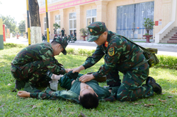 Giúp bộ đội 'vượt nắng' thao trường