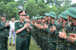 Chiến sĩ mới Trung đoàn 692 tự tin thực hành '3 tiếng nổ'